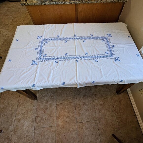 Gorgeous Embroidered Linen Tablecloth 42"x62" - Picture 1 of 13